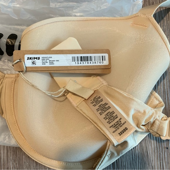 SKIMS Cream Bra - Picture 2 of 3